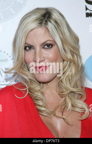 Nov 03, 2006 ; Los Angeles, CA, USA ; l'actrice TORI SPELLING pendant les arrivées à la '90210' et 'Melrose Place' la première saison complète DVD fête de lancement qui a eu lieu au Beverly Hilton à Beverly Hills, CA. Crédit obligatoire : Photo par Jerome Ware/ZUMA Press. (©) Copyright 2006 by Jerome Ware Banque D'Images