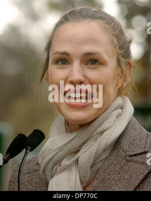 Nov 04, 2006 ; San Mateo, CA, USA ; l'actrice et pro McNerney partisan Jennifer Garner parle à un rallye pro McNerney, samedi 4 novembre 2006, au centre-ville de PLEASANTON, Californie. Ben Affleck qui a été attendus également séjourné à la maison avec une migraine selon Garner. Crédit obligatoire : Photo de Susan Tripp Pollard/Contra Costa Times/ZUMA Press. (©) Copyright 2006 par Contra Cos Banque D'Images