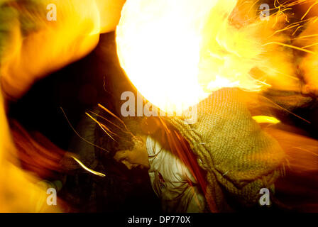 Nov 04, 2006 ; Honiton, England, UK ; Bonfire Night est célébrée dans le Royaume-uni chaque Novembre. À l'origine, c'était en souvenir de l'échec d'un complot visant à faire exploser la maison du parlement. Elle est célébrée avec des feux d'artifice et à l'échelle nationale sur la Novembre 5th. Dans un village anglais rural, Sidmouth, une ancienne tradition est tar au beurre se passe à la même époque. Participant Banque D'Images