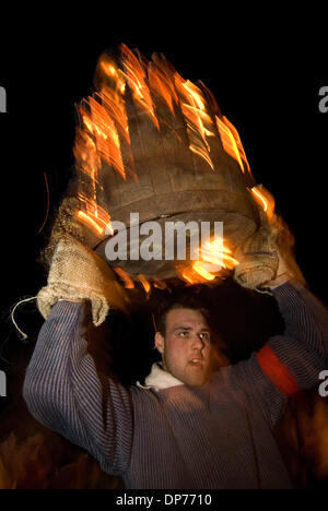 Nov 04, 2006 ; Honiton, England, UK ; Bonfire Night est célébrée dans le Royaume-uni chaque Novembre. À l'origine, c'était en souvenir de l'échec d'un complot visant à faire exploser la maison du parlement. Elle est célébrée avec des feux d'artifice et à l'échelle nationale sur la Novembre 5th. Dans un village anglais rural, Sidmouth, une ancienne tradition est tar au beurre se passe à la même époque. Participant Banque D'Images