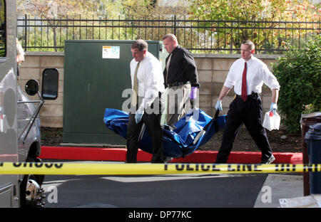 Nov 06, 2006 ; Danville, CA, USA ; Danville les enquêteurs de police déposer le corps de Dimitri de Mantas son avaler Street, Danville accueil. La police a arrêté son fils de 16 ans pour suspicion de meurtre. Crédit obligatoire : Photo de Jim Stevens/Oakland Tribune/ZUMA Press. (©) Copyright 2006 par Oakland Tribune Banque D'Images