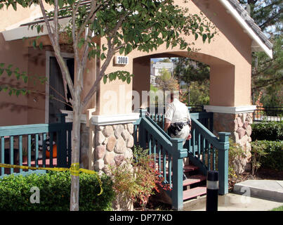 Nov 06, 2006 ; Danville, CA, USA ; Danville les enquêteurs de police déposer le corps de Dimitri de Mantas son avaler Street, Danville accueil. La police a arrêté son fils de 16 ans pour suspicion de meurtre. Crédit obligatoire : Photo de Jim Stevens/Oakland Tribune/ZUMA Press. (©) Copyright 2006 par Oakland Tribune Banque D'Images