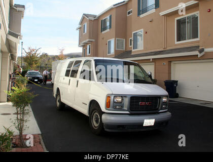 Nov 06, 2006 ; Danville, CA, USA ; Danville les enquêteurs de police déposer le corps de Dimitri de Mantas son avaler Street, Danville accueil. La police a arrêté son fils de 16 ans pour suspicion de meurtre. Crédit obligatoire : Photo de Jim Stevens/Oakland Tribune/ZUMA Press. (©) Copyright 2006 par Oakland Tribune Banque D'Images