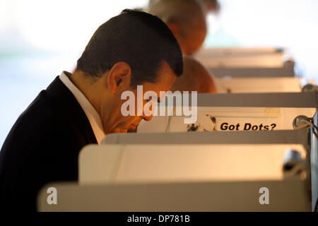 Nov 07, 2006 ; Los Angeles, CA, USA ; le maire Antonio Villaraigosa jette son bulletin de vote dans l'élection de mi-parcours à Los Angeles le 7 novembre 2006. Crédit obligatoire : Photo par Ringo Chiu/ZUMA Press. (©) Copyright 2006 par Ringo Chiu Banque D'Images