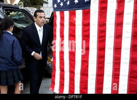 Nov 07, 2006 ; Los Angeles, CA, USA ; le maire Antonio Villaraigosa jette son bulletin de vote dans l'élection de mi-parcours à Los Angeles le 7 novembre 2006. Crédit obligatoire : Photo par Ringo Chiu/ZUMA Press. (©) Copyright 2006 par Ringo Chiu Banque D'Images