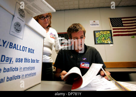 Nov 07, 2006 ; La Jolla, CA, USA ; MARY D. MULLANE, inspecteur de la cité, à gauche, et NICK HROMALIK, sous-inspecteur de la cité, à droite, regardez un guide pour déterminer quoi faire avec un bulletin de papier gâché, à une cité de vote à l'UCSD Prix Centre à La Jolla. La majorité des étudiants à l'aide d'un centre Prix voté bulletin de papier.. Crédit obligatoire : Photo par Laura Embry/SDU-T/ Banque D'Images