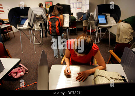 Nov 07, 2006 ; La Jolla, CA, USA ; HEATHER CLARK voix en utilisant un bulletin de papier, comme d'autres étudiants ont utilisé les machines à voter à écran tactile à une cité de vote à l'UCSD Prix Centre à La Jolla. La majorité des étudiants à l'aide d'un centre Prix voté bulletin de papier. Crédit obligatoire : Photo par Laura Embry/SDU-T/ZUMA Press. (©) Copyright 2006 by SDU-T Banque D'Images