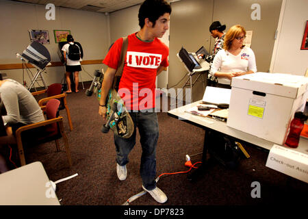 Nov 07, 2006 ; La Jolla, CA, USA ; JOSH YAHALOM se prépare à quitter la cité de vote à l'UCSD Prix Center à La Jolla, après le vote par bulletin de papier. La majorité des étudiants à l'aide d'un centre Prix voté bulletin de papier. Crédit obligatoire : Photo par Laura Embry/SDU-T/ZUMA Press. (©) Copyright 2006 by SDU-T Banque D'Images