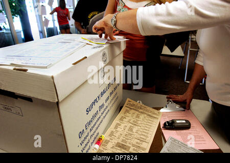 Nov 07, 2006 ; La Jolla, CA, USA ; MARY D. MULLANE, aide à l'inspecteur de la cité avec l'électeur un bulletin de papier, au sommet du réceptacle pour les bulletins de vote, à un arrondissement à l'UCSD Prix Centre à La Jolla. La majorité des étudiants à l'aide d'un centre Prix voté bulletin de papier. Crédit obligatoire : Photo par Laura Embry/SDU-T/ZUMA Press. (©) Copyright 2006 by SDU-T Banque D'Images