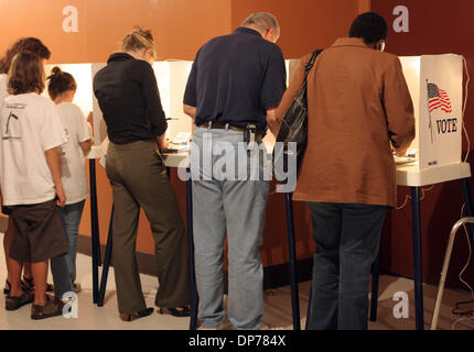 Nov 07, 2006 ; Los Angeles, CA, USA ; tête d'électeurs aux urnes après le travail pour obtenir dans leur vote le jour de l'élection 2006. Crédit obligatoire : Photo par Marianna Massey Jour/ZUMA Press. (©) Copyright 2006 par Marianna jour Massey Banque D'Images