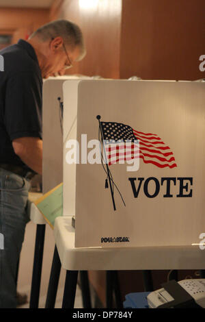 Nov 07, 2006 ; Los Angeles, CA, USA ; tête d'électeurs aux urnes après le travail pour obtenir dans leur vote le jour de l'élection 2006. Crédit obligatoire : Photo par Marianna Massey Jour/ZUMA Press. (©) Copyright 2006 par Marianna jour Massey Banque D'Images