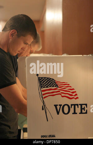 Nov 07, 2006 ; Los Angeles, CA, USA ; tête d'électeurs aux urnes après le travail pour obtenir dans leur vote le jour de l'élection 2006. Crédit obligatoire : Photo par Marianna Massey Jour/ZUMA Press. (©) Copyright 2006 par Marianna jour Massey Banque D'Images