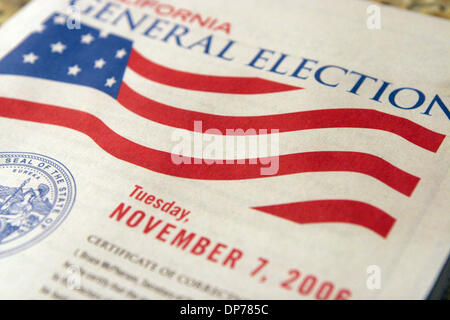 Nov 07, 2006 ; Los Angeles, CA, USA ; un livret d'information de l'électeur pour l'élection de 2006. Crédit obligatoire : Photo par Marianna Massey Jour/ZUMA Press. (©) Copyright 2006 par Marianna jour Massey Banque D'Images