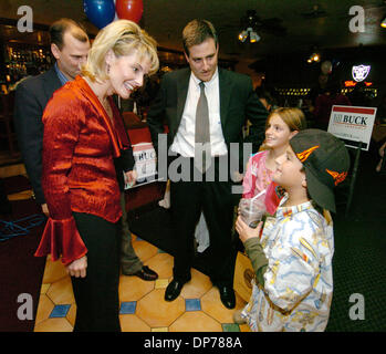 Nov 07, 2006 ; San Mateo, CA, USA ; Jill Buck, candidat républicain pour le 18e district, l'Assemblée générale détient un soir de fête à Alberto's Cantina à Pleasanton Mardi, 7 novembre 2006. Ici, elle s'entretient avec les clients ( l-r) Chris Grant (Pleasanton) et ses enfants, Katie, 9, et Nicholas, 8. Son mari Mark est derrière elle. Crédit obligatoire : Photo par Gina Halferty/Tri-Valley Heral Banque D'Images