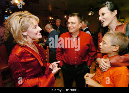 Nov 07, 2006 ; San Mateo, CA, USA ; Jill Buck, candidat républicain pour le 18e district, l'Assemblée générale détient un soir de fête à Alberto's Cantina à Pleasanton Mardi, 7 novembre 2006. Ici, elle s'entretient avec les clients Steve et Ani  <cmcq > Page ( Pleasanton) et leur fils Andrew, 10. Crédit obligatoire : Photo par Gina Halferty/Tri-Valley Herald/ZUMA Press. (©) Copyright 2006 par Tri-Va Banque D'Images