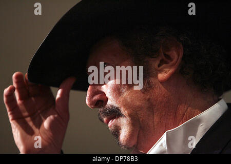 Nov 07, 2006 ; Austin, TX, USA ; Candidat pour Texas Gov. KINKY FRIEDMAN s'adresse à la foule à l'intérieur de l'Scolz Garten, à 22h. Friedman n'avait pas encore conceeded à Austin, au Texas mardi soir Nov.7, 2006. Crédit obligatoire : Photo par Delcia Lopez/ZUMA Press. (©) Copyright 2006 par San Antonio Express-News Banque D'Images