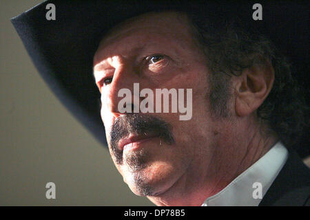 Nov 07, 2006 ; Austin, TX, USA ; Candidat pour Texas Gov. KINKY FRIEDMAN s'adresse à la foule à l'intérieur de l'Scolz Garten, à 22h. Friedman n'avait pas encore conceeded à Austin, au Texas mardi soir Nov.7, 2006. Crédit obligatoire : Photo par Delcia Lopez/ZUMA Press. (©) Copyright 2006 par San Antonio Express-News Banque D'Images