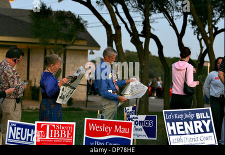 Nov 07, 2006 ; Austin, TX, USA ; Toni Turner et Steve Janda lire le journal pendant qu'ils attendent en ligne à voter mardi 7 novembre, 2006 Sunset Canyon Baptist Church dans Dripping Springs. Certains électeurs ont le temps d'attente a été estimée à deux heures. Crédit obligatoire : Photo par Bahram Mark Sobhani/ZUMA Press. (©) Copyright 2006 par San Antonio Express-News Banque D'Images