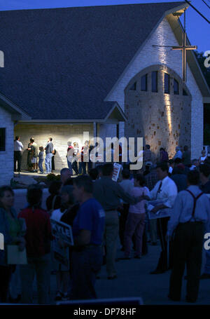 Nov 07, 2006 ; Austin, TX, USA ; les électeurs à attendre en ligne à voter mardi 7 novembre 2006 au coucher du soleil, l'Église baptiste de Canyon dans Dripping Springs. Certains électeurs ont le temps d'attente a été estimée à deux heures. Crédit obligatoire : Photo par Bahram Mark Sobhani/ZUMA Press. (©) Copyright 2006 par San Antonio Express-News Banque D'Images