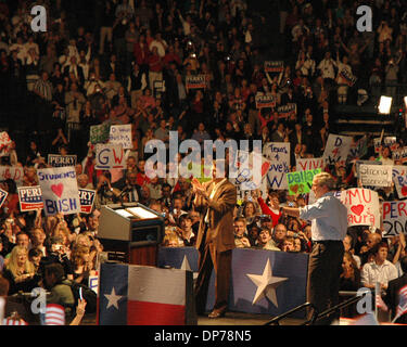 Nov 07, 2006 ; Dallas, TX, USA ; gouverneur du Texas, Rick Perry, et le Texas admirateurs félicite le président des États-Unis George W Bush à Dallas au rassemblement républicain sur Novembre 7,2006, la veille d'élections à mi-mandat. Crédit obligatoire : Photo par David Teagle/ZUMA Press. (©) Copyright 2006 by David Teagle Banque D'Images