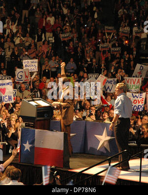 Nov 07, 2006 ; Dallas, TX, USA ; gouverneur du Texas, Rick Perry, et le Texas admirateurs félicite le président des États-Unis George W Bush à Dallas au rassemblement républicain sur Novembre 7,2006, la veille d'élections à mi-mandat. Crédit obligatoire : Photo par David Teagle/ZUMA Press. (©) Copyright 2006 by David Teagle Banque D'Images