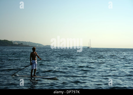 Standup Paddleboarding dans la baie de Palma Nova Banque D'Images