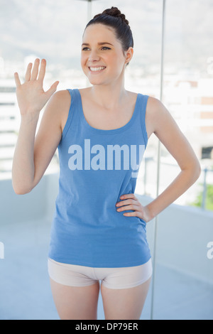 Smiling femme svelte en agitant sportswear Banque D'Images