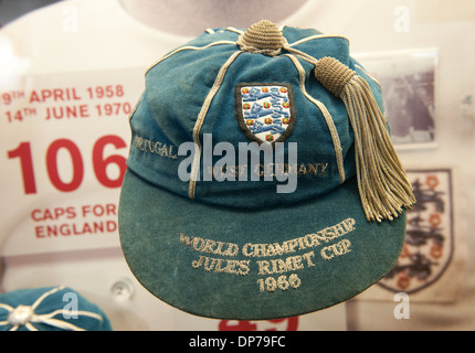 Manchester United football Club, Manchester, Angleterre, Royaume-Uni. ; vue de la casquette décernée à la finale de la coupe du monde Sir Bobby Charlton 1966. Banque D'Images