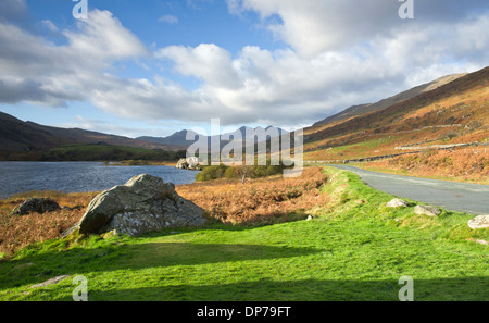 Photographie de Llyn Mymbyr avec vue sur la plage de Snowdon montagnes dans le parc national de Snowdonia Gwynedd au nord du Pays de Galles Un Banque D'Images