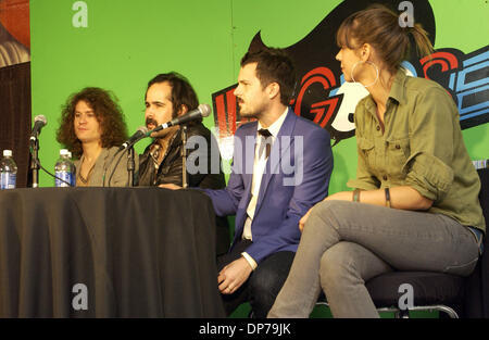 Oct 28, 2006, à Las Vegas, NV, USA ; musiciens (L-R) David Keuning, Ronnie Vannucci, Brandon Flowers de The Killers et (à droite), Chan Marshall de Cat Power s'adresser aux médias dans le cadre du 2e congrès annuel Vegoose Festival qui a eu lieu au stade Sam Boyd, à Las Vegas. Crédit obligatoire : Photo par Jason Moore/ZUMA Press. (©) Copyright 2006 par Jason Moore Banque D'Images