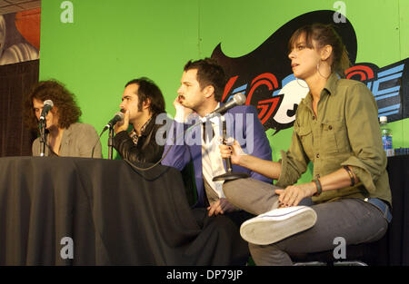 Oct 28, 2006, à Las Vegas, NV, USA ; musiciens (L-R) David Keuning, Ronnie Vannucci, Brandon Flowers de The Killers et (à droite), Chan Marshall de Cat Power s'adresser aux médias dans le cadre du 2e congrès annuel Vegoose Festival qui a eu lieu au stade Sam Boyd, à Las Vegas. Crédit obligatoire : Photo par Jason Moore/ZUMA Press. (©) Copyright 2006 par Jason Moore Banque D'Images