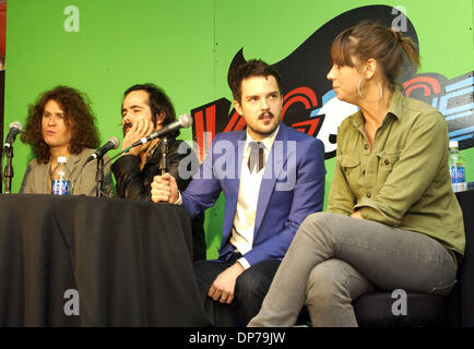 Oct 28, 2006, à Las Vegas, NV, USA ; musiciens (L-R) David Keuning, Ronnie Vannucci, Brandon Flowers de The Killers et (à droite), Chan Marshall de Cat Power s'adresser aux médias dans le cadre du 2e congrès annuel Vegoose Festival qui a eu lieu au stade Sam Boyd, à Las Vegas. Crédit obligatoire : Photo par Jason Moore/ZUMA Press. (©) Copyright 2006 par Jason Moore Banque D'Images