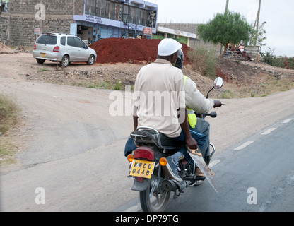 Cycle du moteur d'exécution client Taxi avec vu sur la route de Nairobi au Kenya de Namanga Kajiado Afrique Banque D'Images