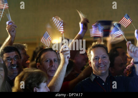 Nov 07, 2006 ; Jupiter, en Floride, USA ; partisans, y compris Joe Kekeris à partir de Washington DC., cheer comme candidat démocrate pour le Congrès dans le 16e District de Tim Mahoney accepte sa victoire sur Joe Negron mardi soir, Jupiter Beach Resort & Spa de Jupiter. Crédit obligatoire : Photo par Erik Lunsford/Palm Beach Post/ZUMA Press. (©) Copyright 2006 par Palm Beach Post Banque D'Images