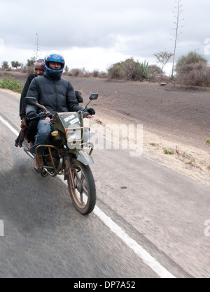 Cycle du moteur avec client taxi transportant une chèvre sur Nairobi Namanga, au sud du Kenya Africa Kajiado Banque D'Images