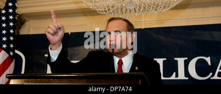 Nov 07, 2006 ; San Diego, CA, USA ; membre du Congrès républicain BRIAN BILBRAY, dans le 50e District de Californie, au cours d'une nuit de travail à l'US Grant Hotel. Les premiers résultats montrent des Bilbray adversaire démocrate Francine Busby par une large marge. Crédit obligatoire : Photo par Howard Lipin/SDU-T/ZUMA Press. (©) Copyright 2006 by SDU-T Banque D'Images