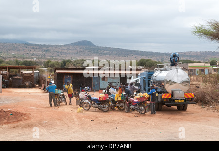 La collecte de lait de pétroliers les motocyclistes qui apportent à la population locale à la collection point près de Namanga Kenya Banque D'Images