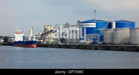 Les réservoirs de stockage de pétrole, produits chimiques, graisses, des engrais liquides, des biocarburants à Sea-Tank Terminal, port de Gand, Flandre orientale, Belgique Banque D'Images