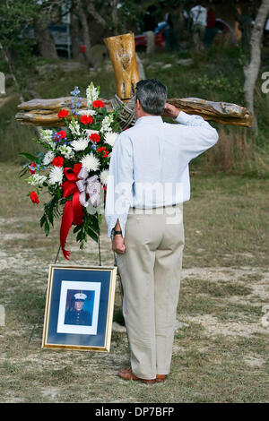 Nov 10, 2006 ; San Antonio, TX, USA ; l'entretien des écoles chrétiennes Bracken réalisateur David Ross salue une photo de fougère et d'études supérieures. Luc Benjamin Holler à Bracken Christian School après des cérémonies du Jour des anciens combattants. Holler, qui a été tué en Irak le 2 novembre, a été marquée au cours du service. Crédit obligatoire : Photo de William Luther/San Antonio Express-News/ZUM Banque D'Images