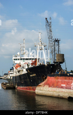 Vieux bateau d'être démantelé à recycler la ferraille à Van Heyghen Recycling terminal d'exportation, port de Gand, Flandre orientale, Belgique Banque D'Images