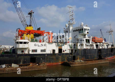 Vieux bateau d'être démantelé à recycler la ferraille à Van Heyghen Recycling terminal d'exportation, port de Gand, Flandre orientale, Belgique Banque D'Images