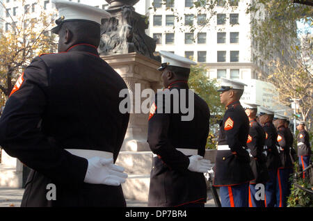 Nov 11, 2006 ; Manhattan, NEW YORK, USA ; les membres de l'US Marines au garde à vous au cours de l'assemblée annuelle des anciens combattants de la ville de New York Day Parade le long de la Cinquième Avenue. Crédit obligatoire : Photo par Bryan Smith/ZUMA Press. (©) Copyright 2006 par Bryan Smith Banque D'Images