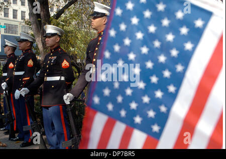 Nov 11, 2006 ; Manhattan, NEW YORK, USA ; les membres de l'US Marines au garde à vous au cours de l'assemblée annuelle des anciens combattants de la ville de New York Day Parade le long de la Cinquième Avenue. Crédit obligatoire : Photo par Bryan Smith/ZUMA Press. (©) Copyright 2006 par Bryan Smith Banque D'Images