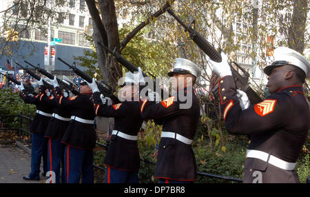 Nov 11, 2006 ; Manhattan, NEW YORK, USA ; les membres de l'US Marines le feu outre un hommage au cours de l'assemblée annuelle des anciens combattants de la ville de New York Day Parade le long de la Cinquième Avenue. Crédit obligatoire : Photo par Bryan Smith/ZUMA Press. (©) Copyright 2006 par Bryan Smith Banque D'Images