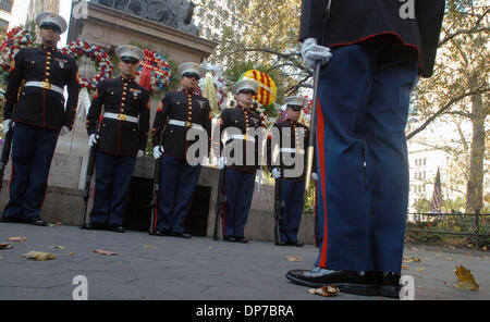 Nov 11, 2006 ; Manhattan, NEW YORK, USA ; les membres de l'US Marines au garde à vous au cours de l'assemblée annuelle des anciens combattants de la ville de New York Day Parade le long de la Cinquième Avenue. Crédit obligatoire : Photo par Bryan Smith/ZUMA Press. (©) Copyright 2006 par Bryan Smith Banque D'Images