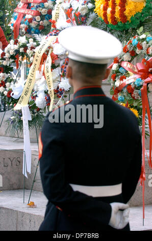 Nov 11, 2006 ; Manhattan, NEW YORK, USA ; membre de l'US Marines au garde à vous au cours de l'assemblée annuelle des anciens combattants de la ville de New York Day Parade le long de la Cinquième Avenue. Crédit obligatoire : Photo par Bryan Smith/ZUMA Press. (©) Copyright 2006 par Bryan Smith Banque D'Images