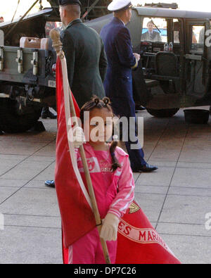 Nov 11, 2006 ; Dallas, TX, USA ; une jeune fille tient le drapeau des marines militaires que marcher derrière elle au Veterans Day Parade à Dallas. Crédit obligatoire : Photo par David Teagle/ZUMA Press. (©) Copyright 2006 by David Teagle Banque D'Images