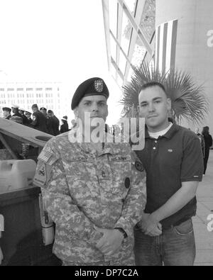 Nov 11, 2006 ; Dallas, TX, USA ; Le Sergent Morgan Casey Jr de Denton, Texas avec son commandement le Sgt David Première Classe lors d'une courte Journée des anciens combattants américains militaires à Dallas. Le sergent Morgan réengagés dans la Garde nationale à la cérémonie à titre d'Amérique latine se prépare à combattre une guerre mondiale contre les attentats terroristes du Djihad. Crédit obligatoire : Photo par David Teagle/ZUMA Press. (©) Copyright 2006 by David Teagle Banque D'Images