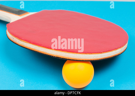 Raquette de tennis de table avec orange ball- image Banque D'Images