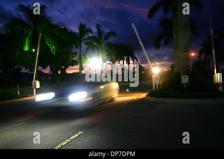 Nov 07, 2006 ; Boynton Beach, FL, USA ; une voiture conduit par le biais d'une communauté fermée, association à Boynton Beach. Certains domaines privés dépensent des milliers à réparer les portes et ont commencé à les laisser ouverts pour réduire les coûts. Crédit obligatoire : Photo de Brian Lehmann/Palm Beach Post/ZUMA Press. (©) Copyright 2006 par Palm Beach Post Banque D'Images